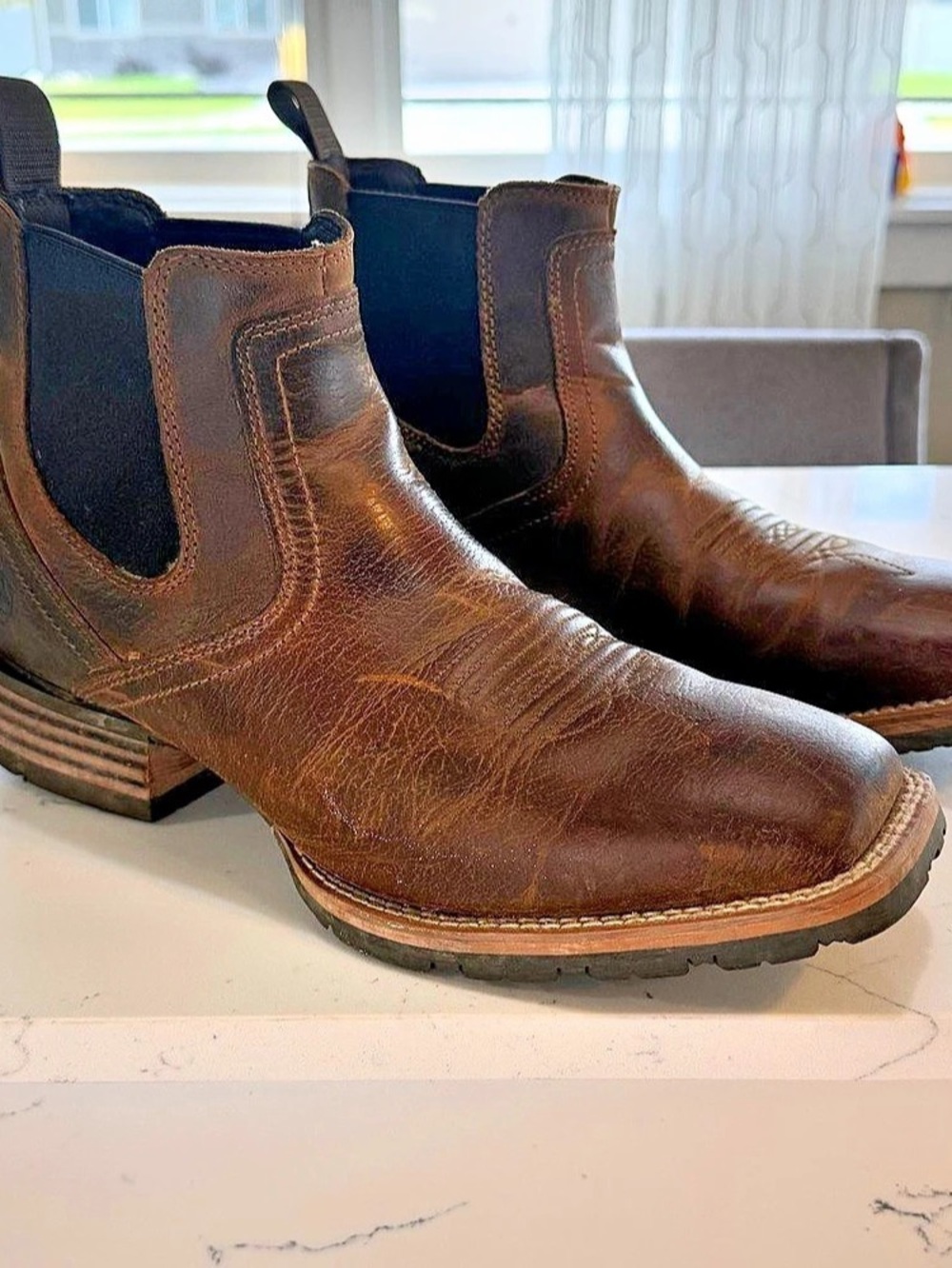 ARIAT Ariat Hybrid Low Boy Wide Square Toe Chelsea Boots.
Men’s size 9D.